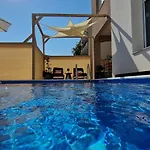 Villa Eight8holiday With Heated Pool Near Split
