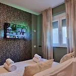 Eight8holiday With Heated Pool Near Split