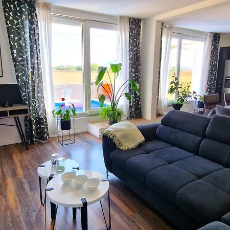 Eight8holiday With Heated Pool Near Split