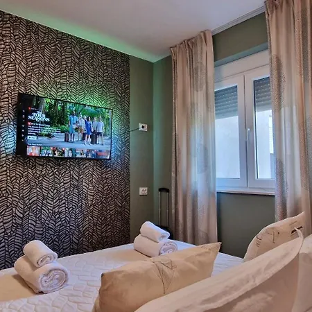 Eight8holiday With Heated Pool Near Split